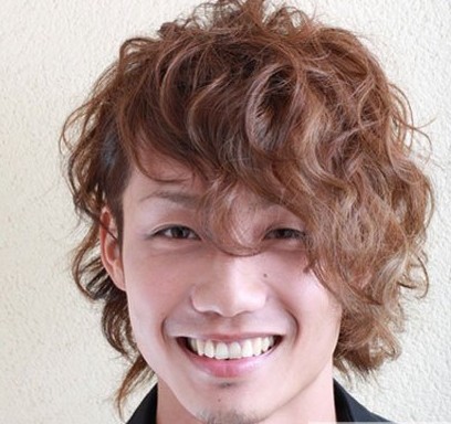 帅气时尚男生烫发发型图片 最引人注目的男士发型介绍