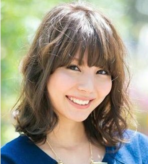 韩式刘海怎么弄好看 甜美卷发发型最显瓜子脸